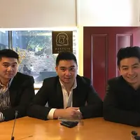 7 Potret Kebersamaan Chef Arnold dan Adiknya dari Masa ke Masa. (Foto: Instagram/@arnoldpo)