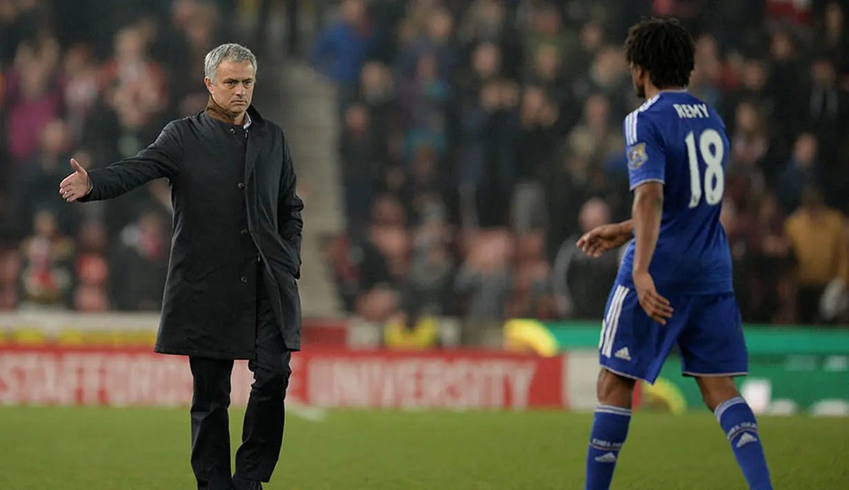 Stoke Vs Chelsea, Selasa (27/10/2015). Chelsea gugur dari Piala League usai kalah adu penalti melawan Stoke. (AFP/Oli Scarff)