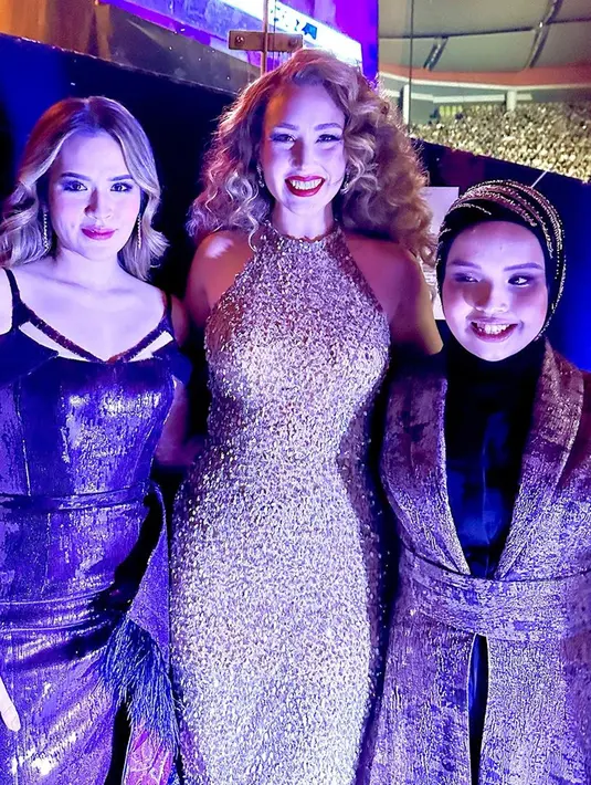 Selain David Foster dan Peabo Bryson, konser ini juga menampilkan Loren Allred, Raisa dan Dira Sugandi. Penyanyi yang dikenal setelah ikut audisi America's Got Talent 2023 itu pun tidak melewatkan kesempatan untuk berfoto bareng beberapa penampil yang mengisi konser penyanyi asal Amerika Serikat itu. (Liputan6.com/IG/@arianinismaputri)