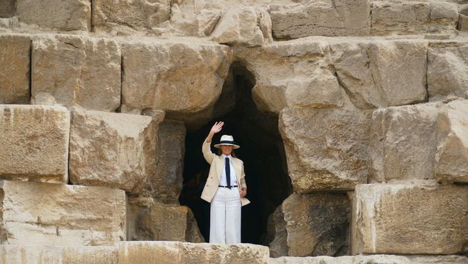 Ibu Negara AS Melania Trump saat berkunjung ke situs bersejarah Piramida Giza dekat Kairo, Mesir (6/10). Melania tampil mengenakan busana safari klasik saat mengunjungi destinasi terakhir selama seminggu di Afrika. (AP Photo/Carolyn Kaster)