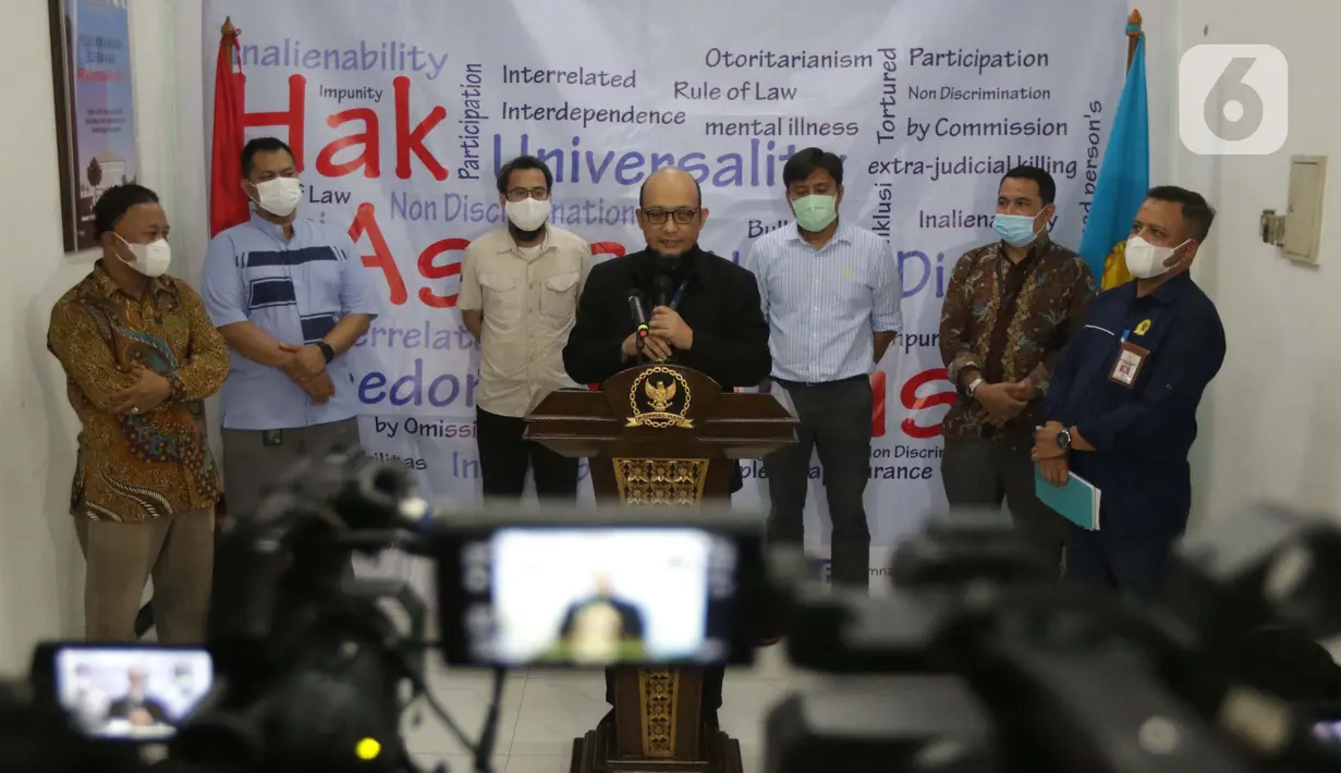 Novel Baswedan (tengah) bersama perwakilan pegawai KPK yang tidak lolos TWK memberi keterangan usai menyerahkan dokumen baru dan tambahan informasi terkait pelaporan pelanggaran HAM saat proses alih status, Gedung Komnas HAM, Jakarta, Selasa (8/6/2021). (Liputan6.com/Helmi Fithriansyah)