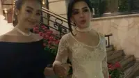 Gaun putih penuh payet dan renda yang dipakai Syahrini membuatnya seperti calon mempelai wanita saat berlibur di Monaco. Seperti apa? (Foto: Instagram Syahrini)