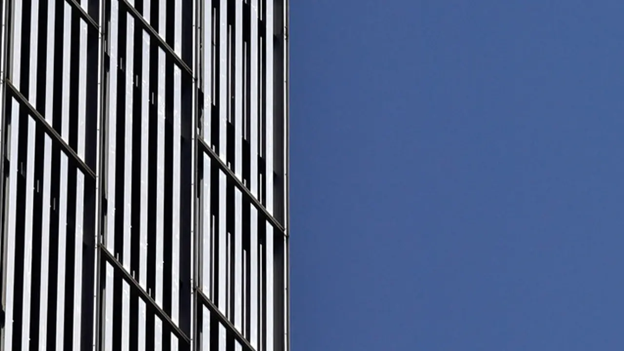 Nekat, Pria Inggris Panjat Gedung Pencakar Langit di Barcelona Tanpa Alat Pengaman