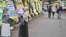 Warga berjalan di sekitar tempat persemayaman Ani Yudhoyono di Puri Cikeas, Bogor, Jawa Barat, Minggu (2/6/2019). Ani Yudhoyono akan dimakamkan secara militer di TMP Kalibata. (Liputan6.com/Immanuel Antonius)