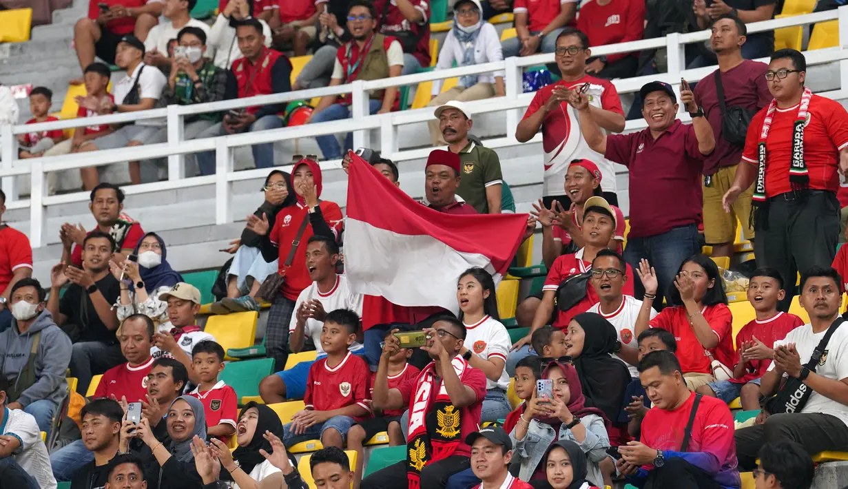 Sejumlah penonton saat memberikan dukungan untuk Timnas Indonesia U-19 saat laga semifinal Piala AFF U-19 2024 melawan Malaysia di Stadion Gelora Bung Tomo, Surabaya, Sabtu (27/07/2024). (Dok. PSSI)