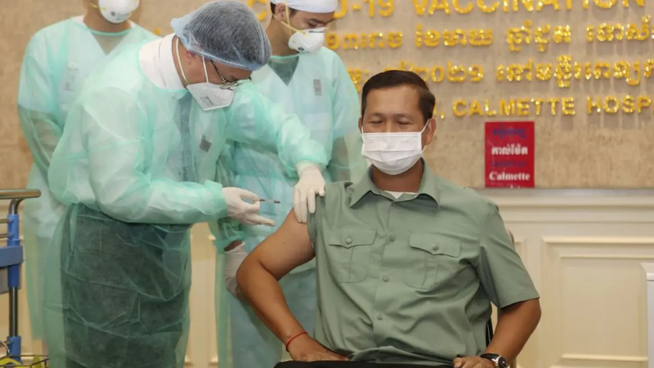 putra Perdana Menteri Hun Sen menjadi penerima pertama vaksin COVID-19 di Kamboja (AP)