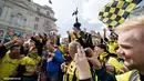Kerumunan suporter Borussia Dortmund terlihat sangat bersemangat mendukung tim kesayanganya.