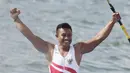 Atlet canoe Indonesia, Maizir Ryondra, melakukan selebrasi usai tampil pada nomor 1000 meter SEA Games 2019 di Subic, Filipina, Jumat (6/12). Dirinya berhasil meraih medali emas dengan catatan waktu 3 menit 55,841 detik. (Bola.com/M Iqbal Ichsan)