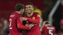 Pemain Manchester United, Casemiro merayakan kemenangan bersama rekannya, Victor Lindelof setelah mengalahkan Crystal Palace pada laga putaran ketiga Carabao Cup 2023/2024 di Old Trafford, Manchester, Inggris, Rabu (27/09/2023). Kemenangan 3-0 MU membawa mereka melaju ke putaran keempat alias babak 16 besar. (AP Photo/Dave Thompson)