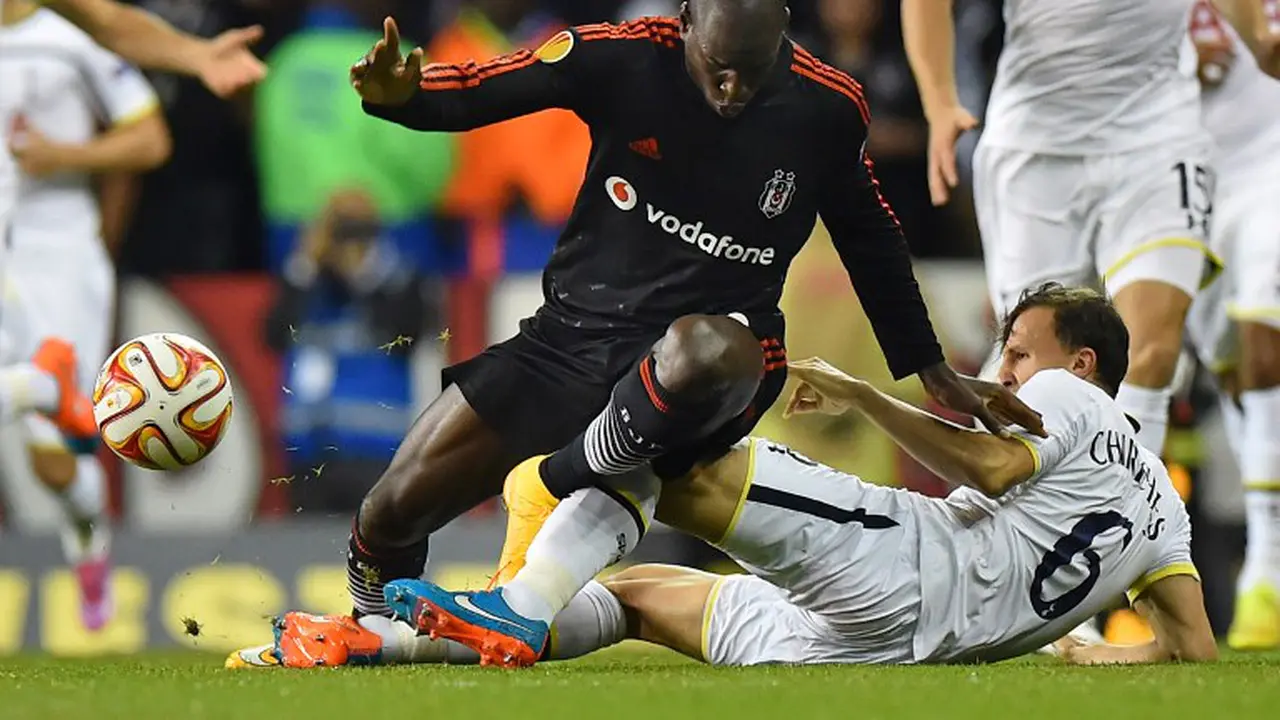 Demba Ba menghadapi kawalan ketat pemain Spurs