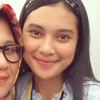 Indah Permatasari merupakan putri dari pasangan Nasyruddin dan Nursyah. Indah kerap membagikan momen kebersamaan bersama sang ibunda di akun media sosialnya. (Liputan6.com/IG/@indahpermatas)