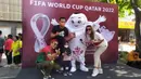 warga yang hadir saat Car Free Day (CFD) di Jalan Slamet Riadi, Solo tak menyia-nyiakan kesempatan foto bersama La'eeb, sang maskot Piala Dunia 2022. (Procomm Surya Citra Media)