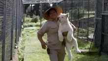 Dokter hewan Rodrigo Gutierrez Zecua membawa Anak singa putih berusia empat bulan di Kebun Binatang Altiplano di Tlaxcala, Meksiko, Selasa (7/8). (AP Photo/Rebecca Blackwell)