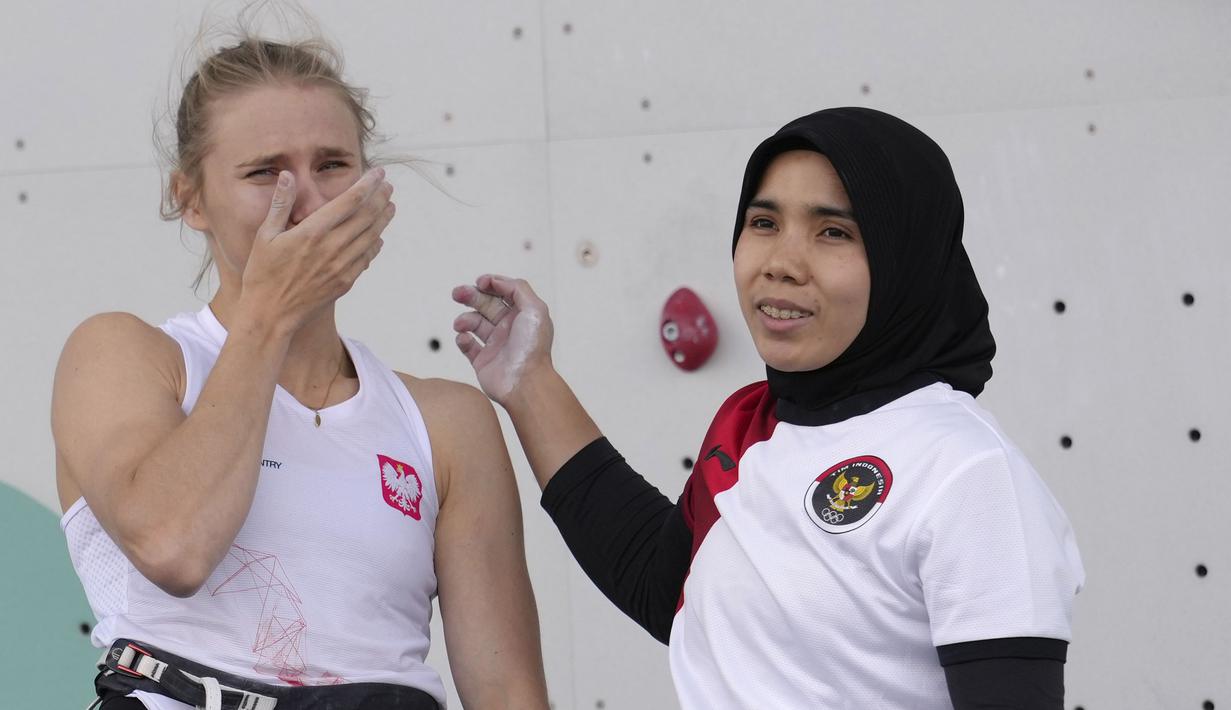 Atlet panjat tebing Indonesia, Rajiah Salsabillah (kanan) memberikan selamat kepada wakil Polandia, Aleksandra Kalucka yang berhasil mendapatkan medali perunggu Olimpiade Paris 2024 di Le Bourget Sport Climbing Venue, Paris, Prancis, Rabu (07/08/2024). (AFP/Fabrice Coffrini)