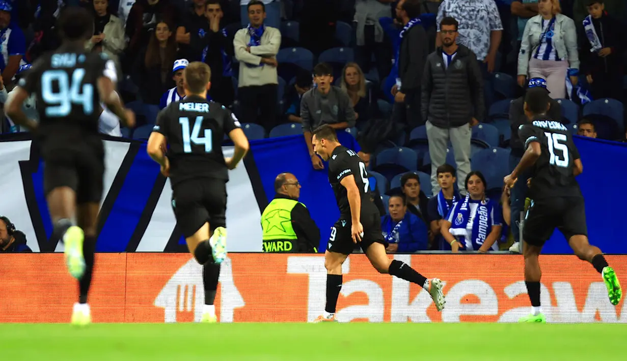Pemain Club Brugge Ferran Jutgla (tengah) merayakan setelah mencetak gol ke gawang FC Porto pada pertandingan sepak bola Grup B Liga Champions di Stadion Dragao, Porto, Portugal, 13 September 2022. Brugge berhasil mengalahkan Porto dengan skor 4-0. (AP Photo/Luis Vieira)