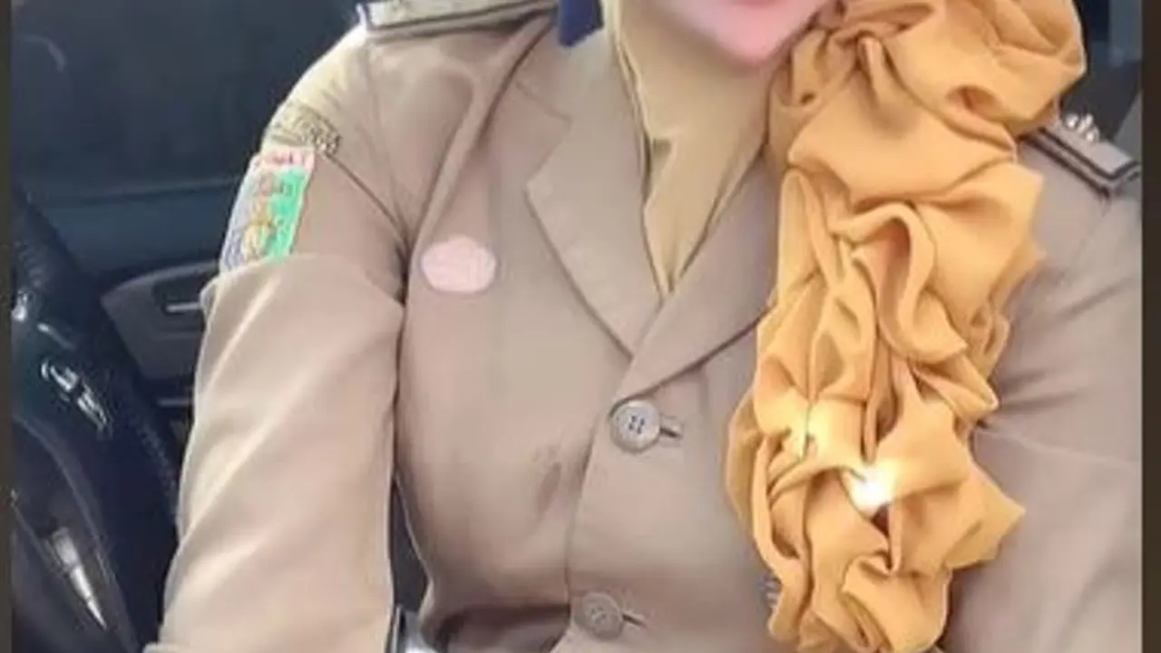 Viral Wanita Berseragam PNS Berdandan Bak Boneka Barbie