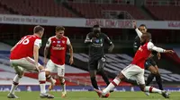 Striker Liverpool, Sadio Mane, berebut bola dengan bek Arsenal, Rob Holding, pada laga lanjutan Premier League pekan ke-36 di Emirates Stadium, Kamis (16/7/2020) dini hari WIB. Arsenal menang 2-1 atas Liverpool. (AFP/Paul Childs/pool)