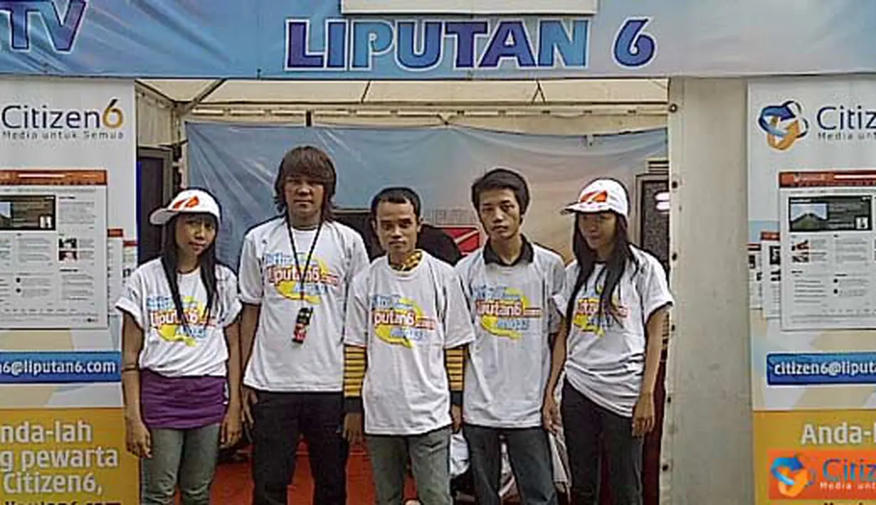 Citizen6, Sidoarjo: 5 orang pemenang berfoto bersama di depan booth Liputan6 SCTV. (Pengirim: Edowardo)