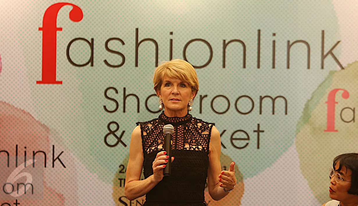 Menlu Australia, Julie Bishop memberi keterangan saat menghadiri Jakarta Fashion Week 2017 di Jakarta, Rabu (26/10). Dalam kunjungannya Julia Bishop melihat karya-karya desainer Indonesia. (Liputan6.com/Gempur M Surya)