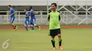 Pelatih Persib, Djajang Nurdjaman memimpin langsung latihan resmi laga lanjutan Liga 1 melawan PS TNI di Stadion Pakansari, Kab Bogor, Jumat (21/4). Laga PS TNI melawan Persib akan digelar pada Sabtu (22/4). (Liputan6.com/Helmi Fithriansyah)