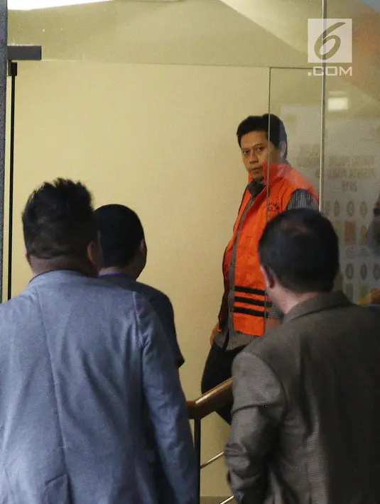 Bupati Cianjur Irvan Rivano Muchtar mengenakan rompi oranye usai menjalani pemeriksaan di Gedung KPK, Jakarta, Kamis (13/12). Sementara Kakak Ipar Bupati Tubagus Cepy Sethiady yang juga menjadi tersangka menyerahkan diri. (Liputan6.com/Herman Zakharia)