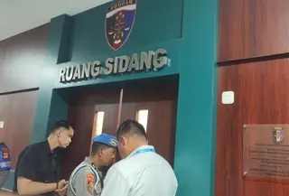Sidang etik kasus penganiayaan yang dilakukan oleh Bripda Pirman terhadap juniornya, yakni Bripda Dirja Pratama mengungkap fakta mengerikan. (Liputan6.com/Fauzan)