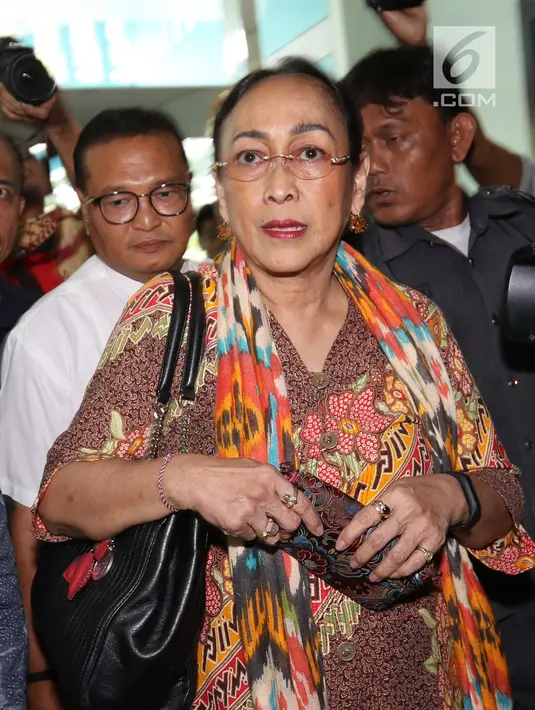 Budayawati Sukmawati Soekarnoputri berjalan memasuki kantor Majelis Ulama Indonesia (MUI) di Jakarta, Kamis (5/4). Kedatangan Sukmawati untuk mengklarifikasi atas puisi kontroversial yang dibacakannya beberapa waktu lalu. (Liputan6.com/Angga Yuniar)