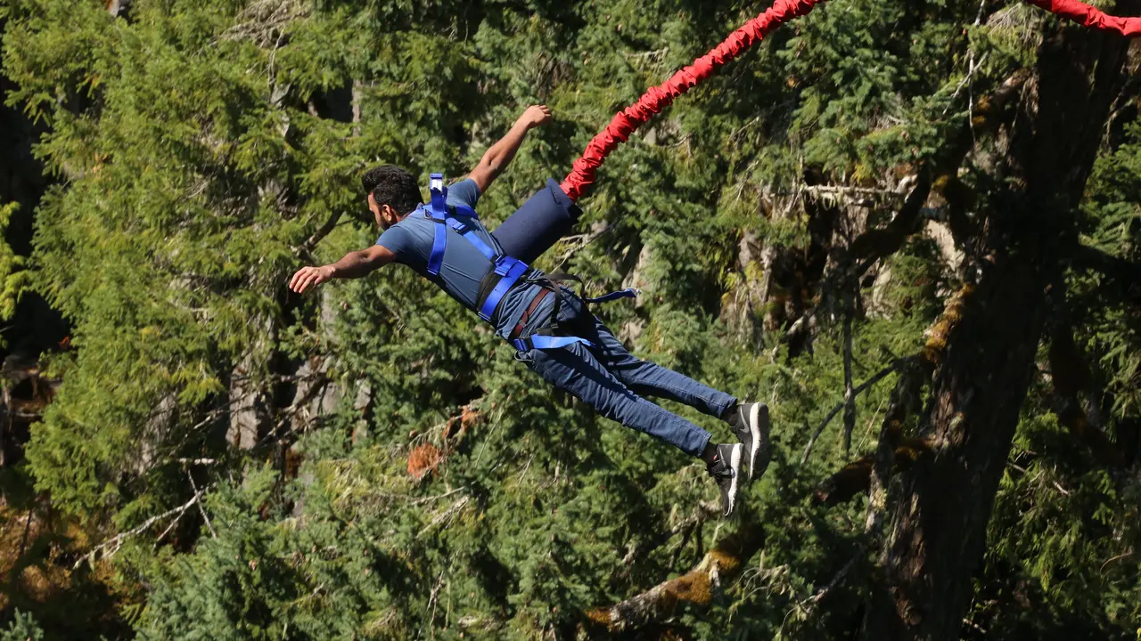Contoh ilustrasi melakukan bungee jumping