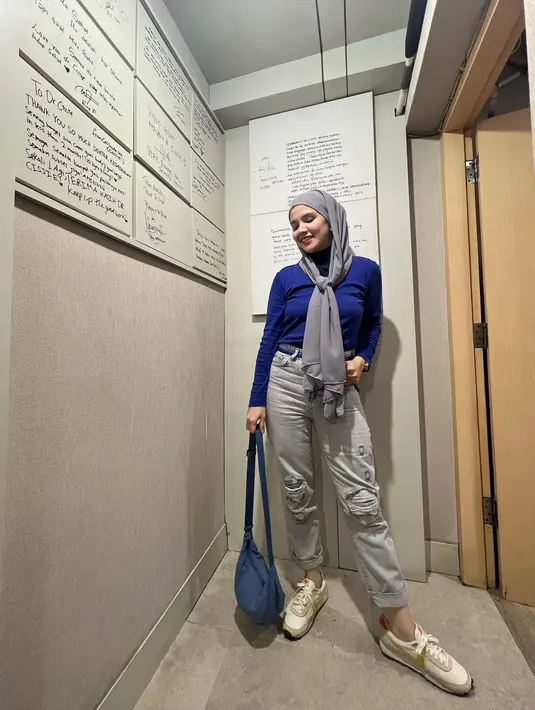 Mengenakan hijab pashmina, Aldila Jelita kreatif memadukan warna outfit yang dikenakannya. [Foto: Instagram/ Aldila Jelita].