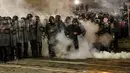 Polisi antihuru-hara memblokir jalan untuk menghentikan pengunjuk rasa di luar Gedung Parlemen Georgia, Tbilisi, Georgia, Kamis (9/3/2023). Partai Georgian Dream juga mengecam kubu oposisi yang menyebarkan "kebohongan" terkait RUU "Agen Asing". (AP Photo/Zurab Tsertsvadze)