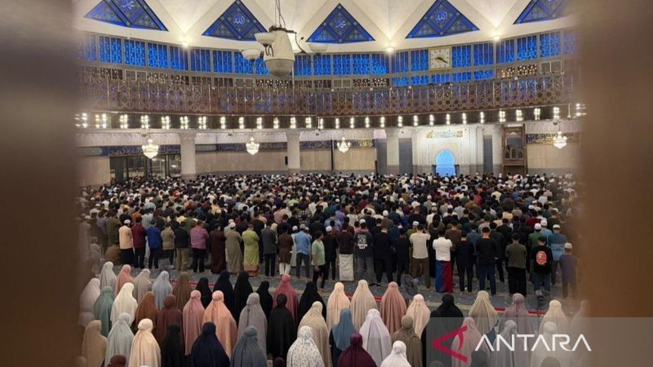 Ratusan Umat Islam Tunaikan Tarawih Perdana di Masjid Negara Kuala Lumpur dengan Khusyuk
