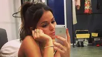 Mantan Pacar Neymar Berfoto `Selfie` dengan Pose Nakal