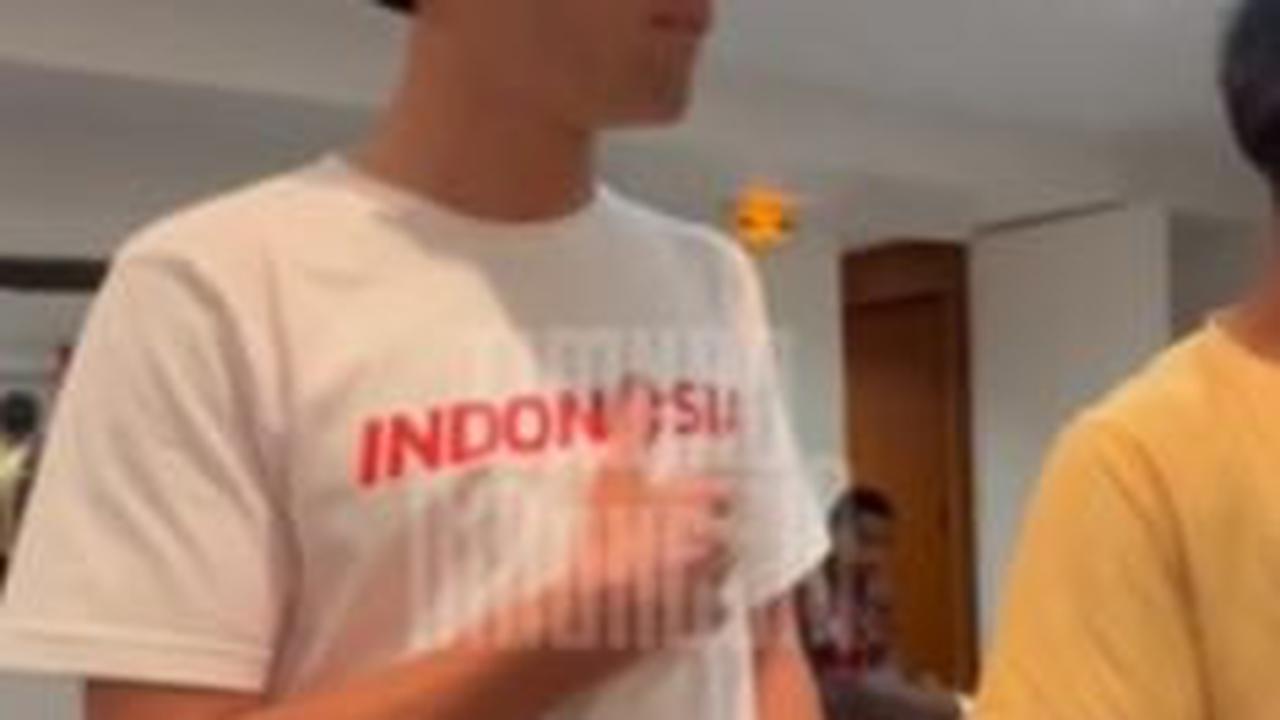 Jens Raven beserta sejumlah pemain timnas lainnya nampak semangat bernyanyi meski berada di sebuah ruangan tertutup. Sementara sejumlah pemain lainnya tengah bersantai di ruangan yang sama.