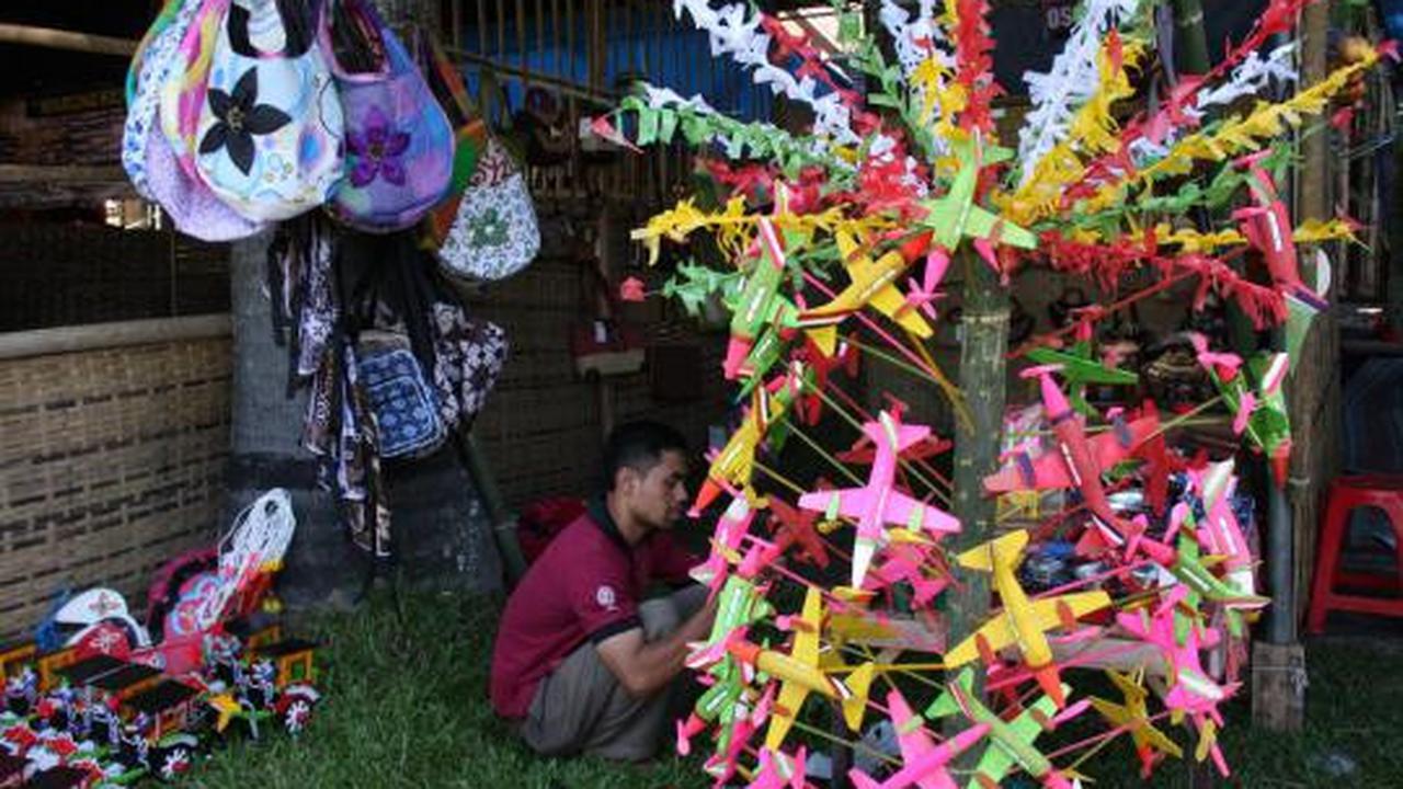 Mencoba mainan tempo doeloe di Festival Malang Kembali 2012