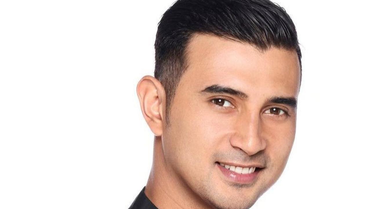 Ali Syakieb artis berdarah Arab yang punya alis tebal. Pesona Ali semakin tampan dengan postur tubuh tinggi dan alis tebal.<br>