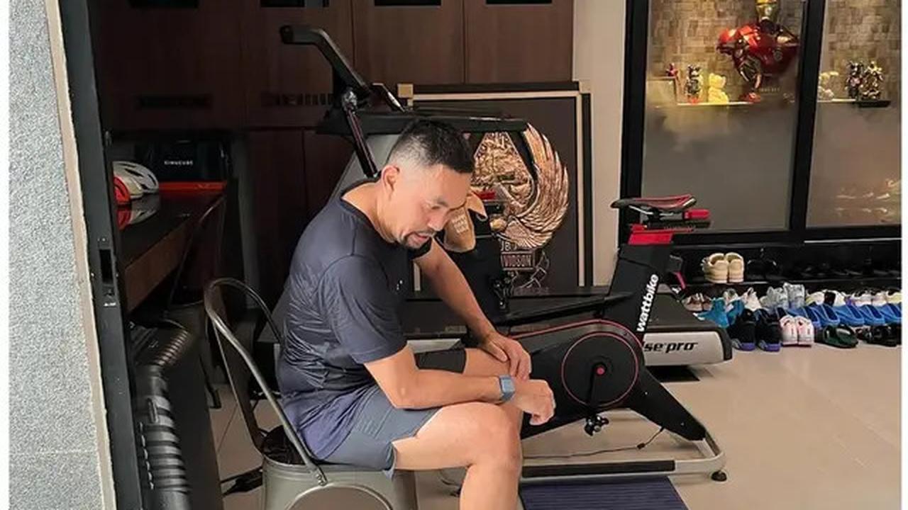 6 Potret Ahmad Sahroni Bareng Patung Iron Man Koleksinya, Kini Tinggal Kenangan