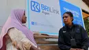 Ketua Kelompok PNM Mekaar Kampung Arar dan BRILink Agen, Ragaia Sosir berbincang dengan Mantri PNM Mekaar. Ia pertama kali mengetahui peluang menjadi BRILink Agen melalui anaknya yang mengikuti kegiatan bersama PNM Mekaar. (Sumber: BRI/Advertorial)