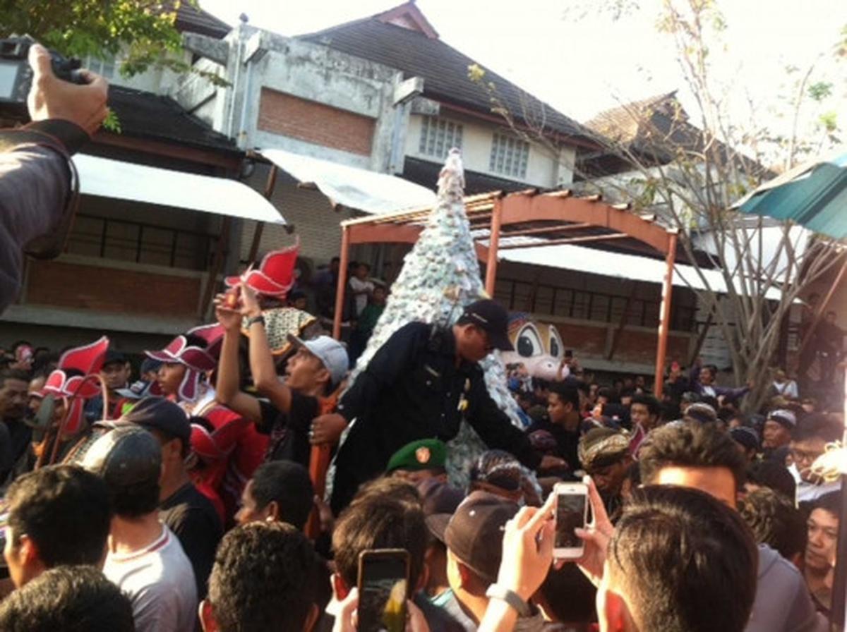Ratusan warga Yogya serbu Grebeg Gunungan 4.000 batu akik