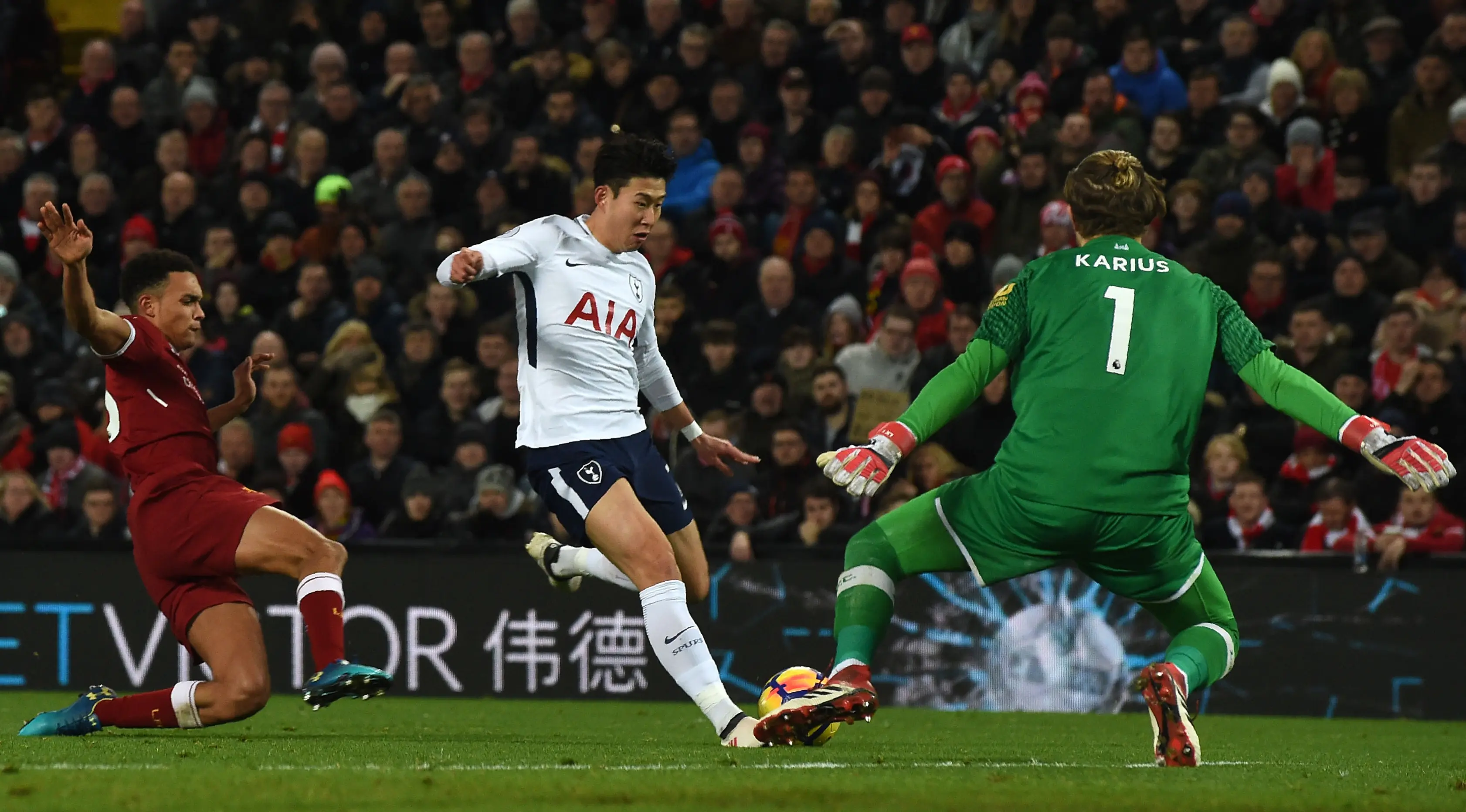 Striker Tottenham Hotspur Son Heung-Min menendang bola berusaha membobol gawang kiper Liverpool Loris Karius saat pertandingan Liga Inggris di Anfield, Liverpool (4/2). (AFP/Paul Ellis)