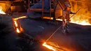 Pekerja memproses baja cair di pabrik baja ArcelorMittal di Zenica, Bosnia dan Herzegovina, (9/2). ArcelorMittal merupakan produsen baja terbesar di dunia yang tersebar di sekitar 60 negara dan berpusat di Luksemburg. (REUTERS/Dado Ruvic)