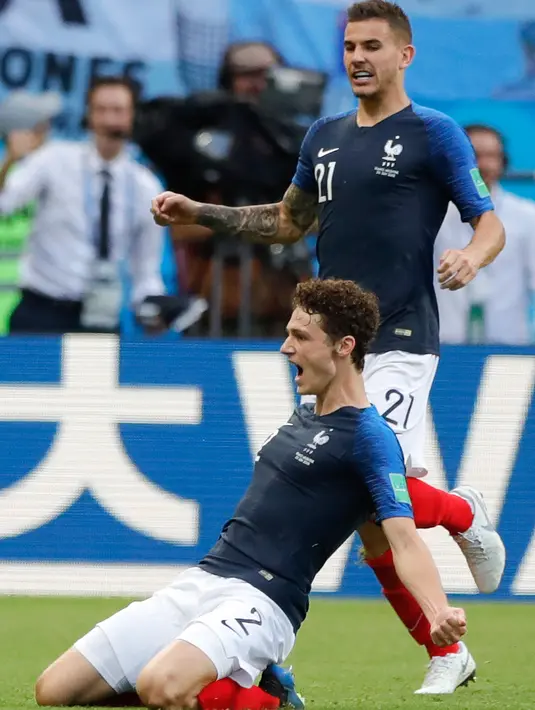 Bek Prancis, Benjamin Pavard berselebrasi usai mencetak gol ke gawang Argentina pada babak 16 besar Piala Dunia di Kazan Arena di Kazan, Rusia, (30/6). Prancis menang tipis 4-3 atas Argentina. (AP Photo/Ricardo Mazalan)