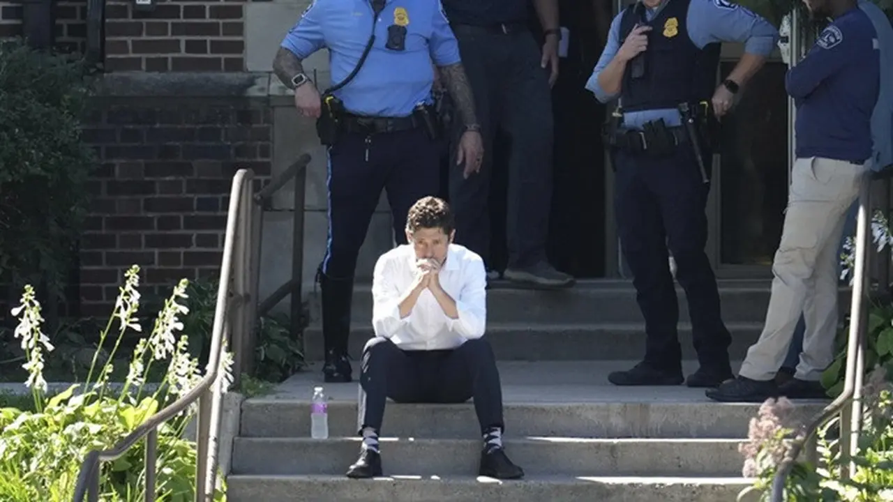 Wali Kota Minneapolis Jacob Frey duduk di tangga Sekolah Katolik Annunciation di Minneapolis, Minnesota, Amerika Serikat, usai tragedi penembakan massal, Rabu (27/8/2025).