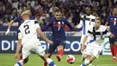 Penyerang Prancis, Antoine Griezmann saat mencetak gol pertama timnya selama pertandingan kualifikasi grup D Piala Dunia 2022 di stadion Decines di Lyon, Prancis, Rabu (8/9/2021). Griezmann mencetak dua gol dan mengantar Prancis menang atas Finlandia 2-0. (AP Photo/Laurent Cirpiani)