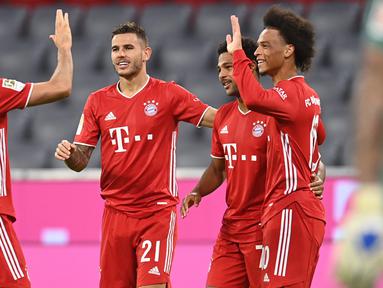 Pemain Bayern Munchen merayakan gol yang dicetak Serge Gnabry ke gawang Schalke pada laga Liga Jerman di Allianz Arena, Sabtu (19/9/2020) dini hari WIB. Bayern Munchen menang 8-0 atas Schalke. (AFP/Christof Stache)