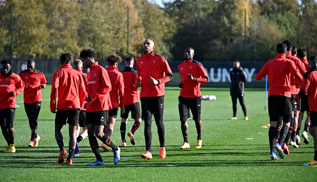 Para pemain Rennes melakukan pemanasan saat mengikuti sesi latihan tim di Pusat Pelatihan Henri-Guerin di La Piverdiere di Rennes, Prancis barat (3/11/2020). Rennes akan bertanding melawan Chelsea pada grup E Liga Champions di Stamford Bridge, London. (AFP/Damien Meyer)