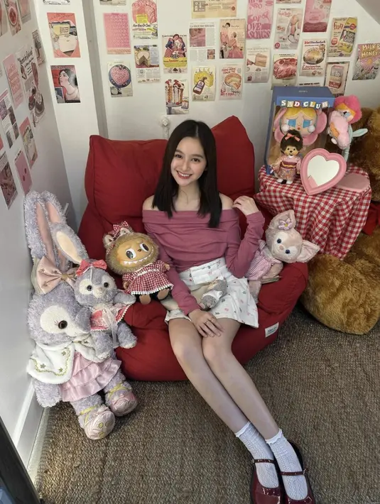 Bahkan ia juga berpose dengan giant Labubu Doll.  [Foto: Instagram/ Rattanawadee]