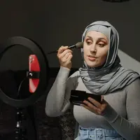 ilustrasi  5 beauty blogger Indonesia yang menginspirasi dan membantu memilih skincare/cottonbro/kezo