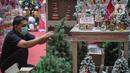 Pekerja merapikan pernak-pernik Natal di Mal Artha Graha, Jakarta, Sabtu (4/12/2021). Jelang perayaan Natal 25 Desember sejumlah mal di ibukota mulai menjual berbagai kebutuhan Natal mulai dari pernak-pernik hingga pohon Natal dengan kisaran harga Rp10.000-Rp5 juta. (Liputan6.com/Faizal Fanani)