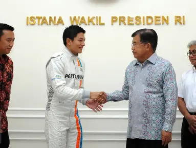 Pembalap Indonesia, Rio Haryanto (kedua kiri) saat menemui Wakil Presiden Jusuf Kalla di Istana Wapres, Jakarta, Senin (14/3/2016). Kedatangan Rio untuk meminta restu jelang laga perdana Formula 1, 20 Maret mendatang. (Liputan6.com/Helmi Fithriansyah) 