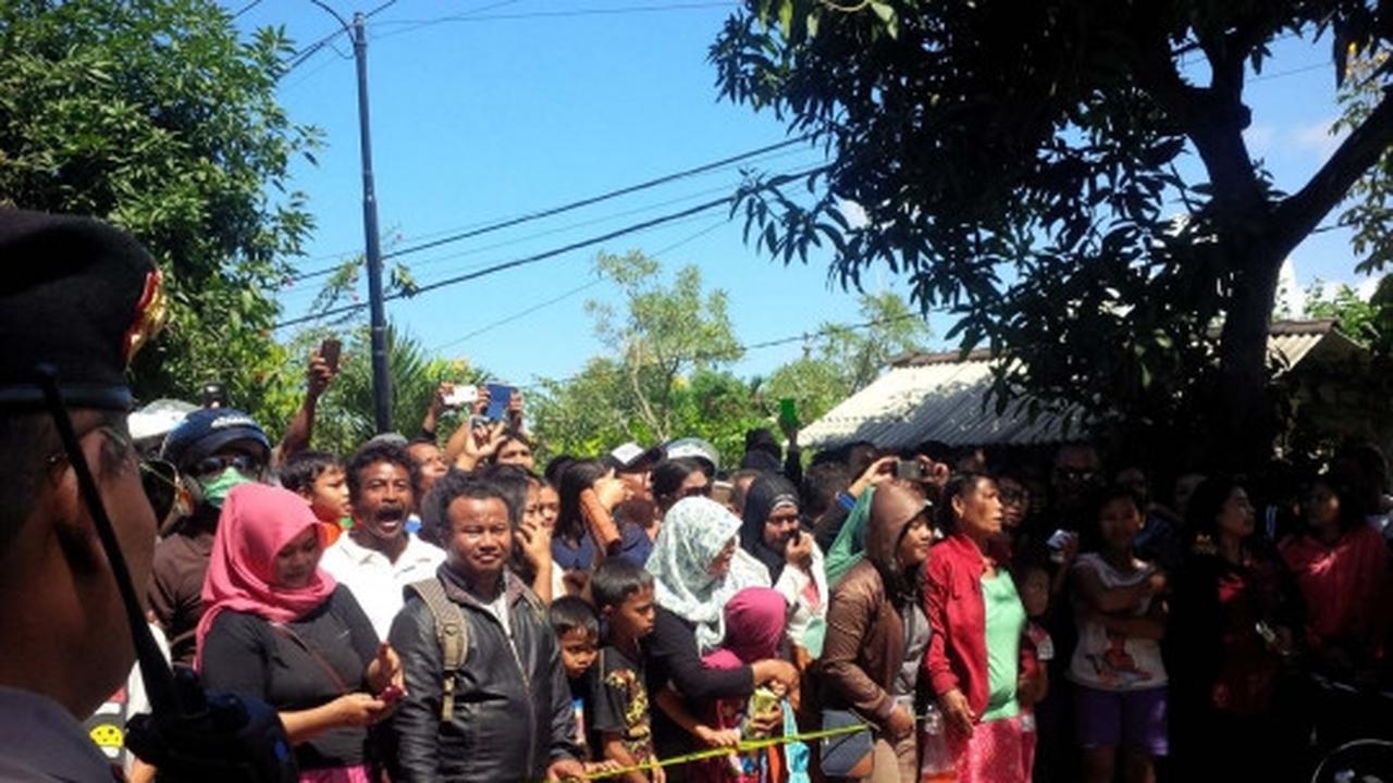 Kemarahan ratusan warga warnai rekonstruksi pembunuhan Angeline